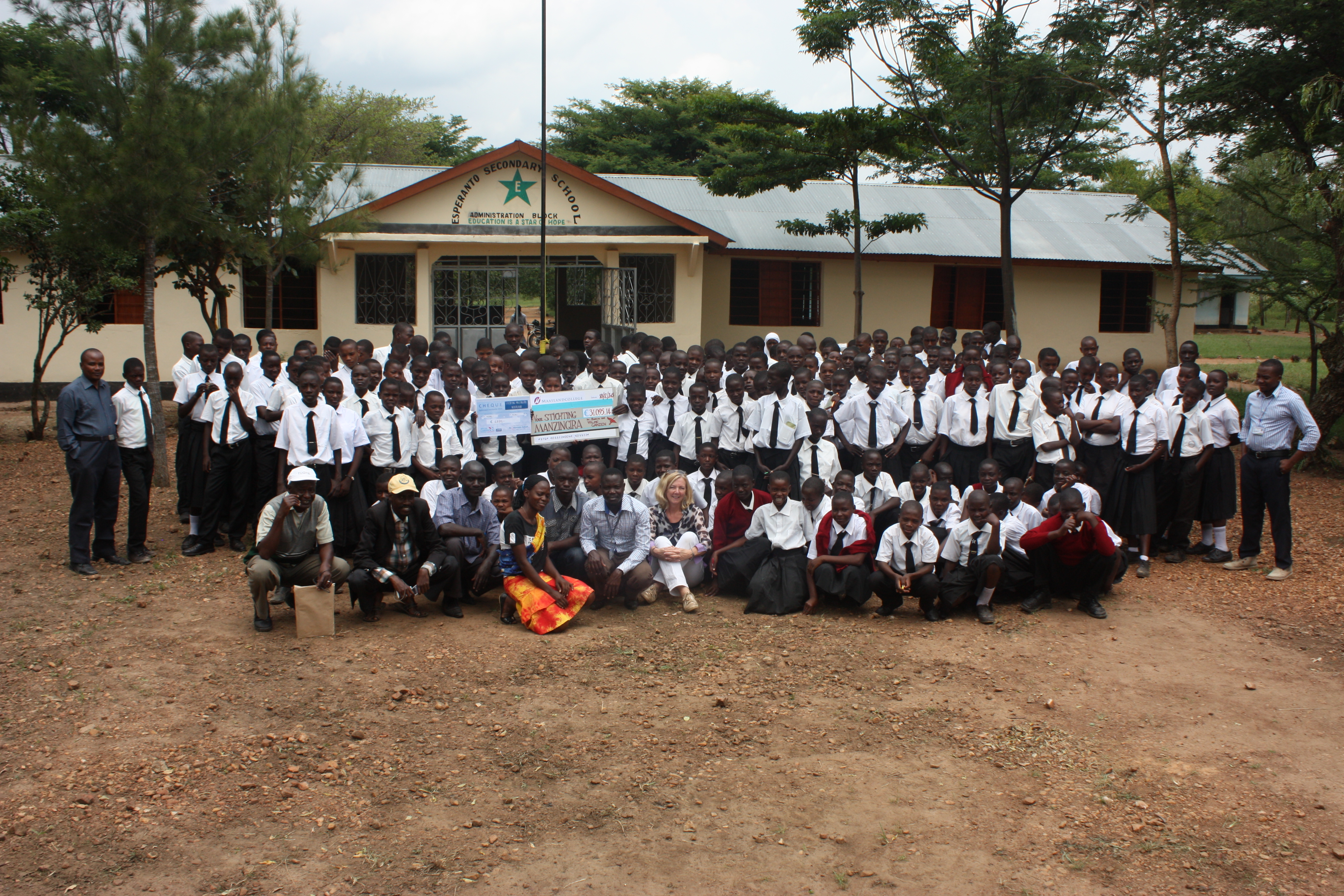 Esperanto secondary School met cheque